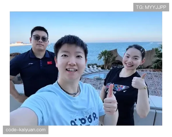 何卓佳训练完啃黄瓜的样子，真不像拿过冠军的人